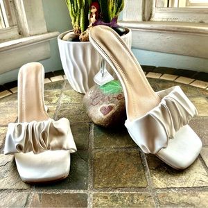 ARTSY Slip-On Sandal / SO UNIQUE/ Lucite Pyramid Heel- Size 39